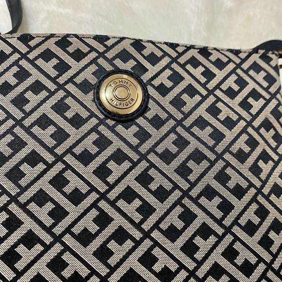As new Authentic Tommy Hilfiger crossbody - Picture 4 of 6